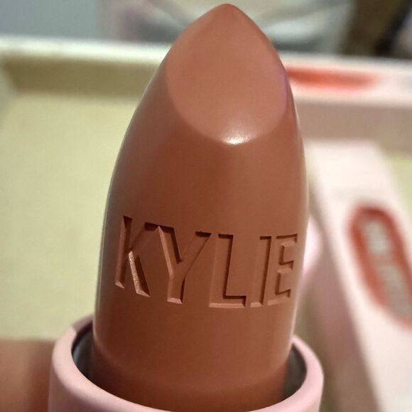 KYLIE JENNER CRÈME LIPSTICK “IF LOOKS COULD KILL” #613 - Picture 17 of 17